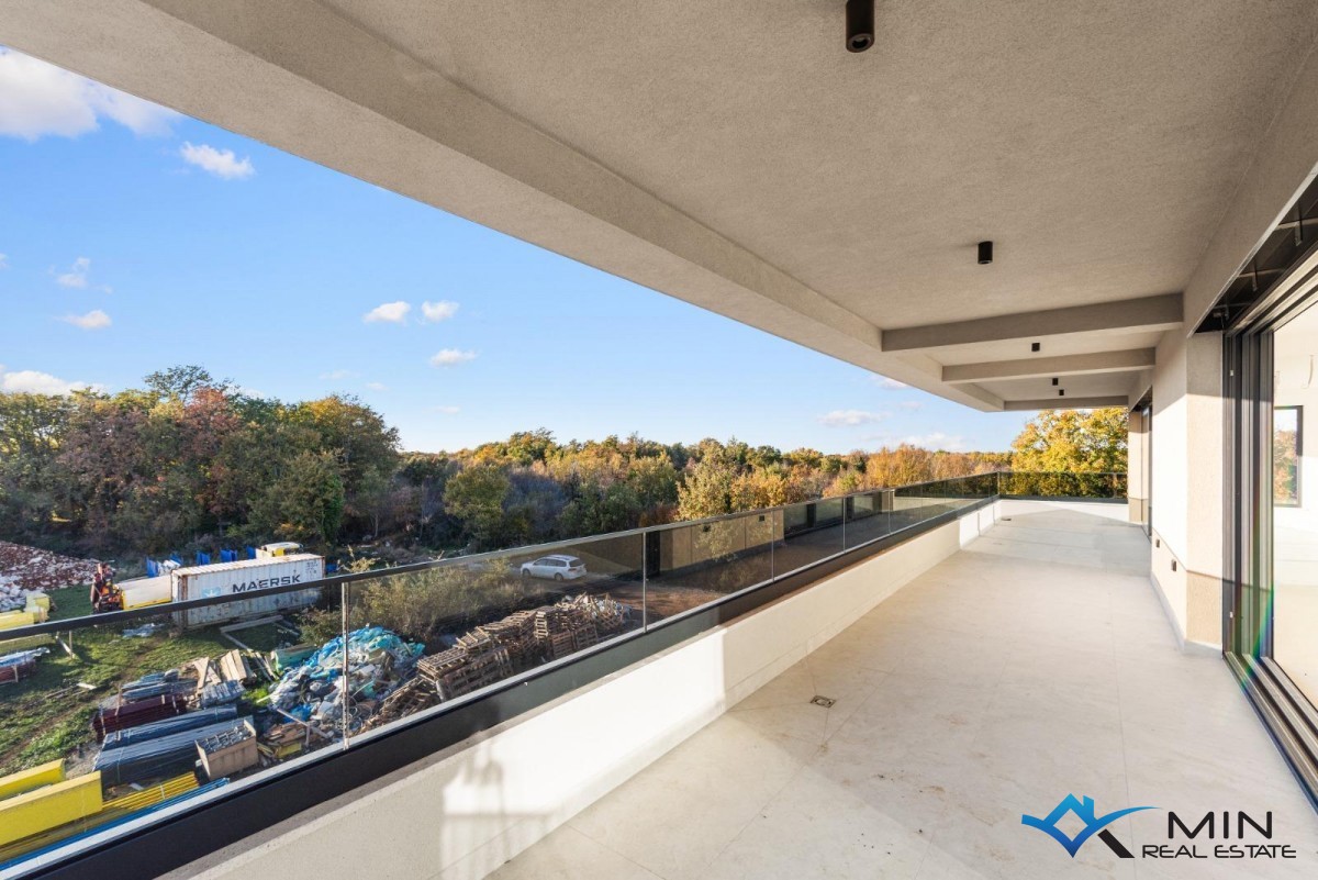 Atraktiven penthouse s strešno teraso v bližini Poreča