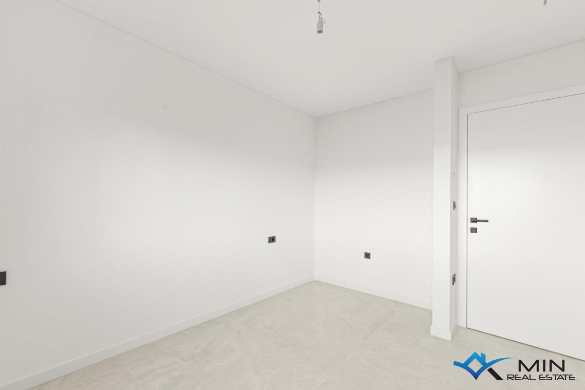 Atraktiven penthouse s strešno teraso v bližini Poreča