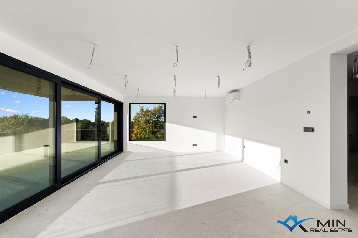 Atraktiven penthouse s strešno teraso v bližini Poreča