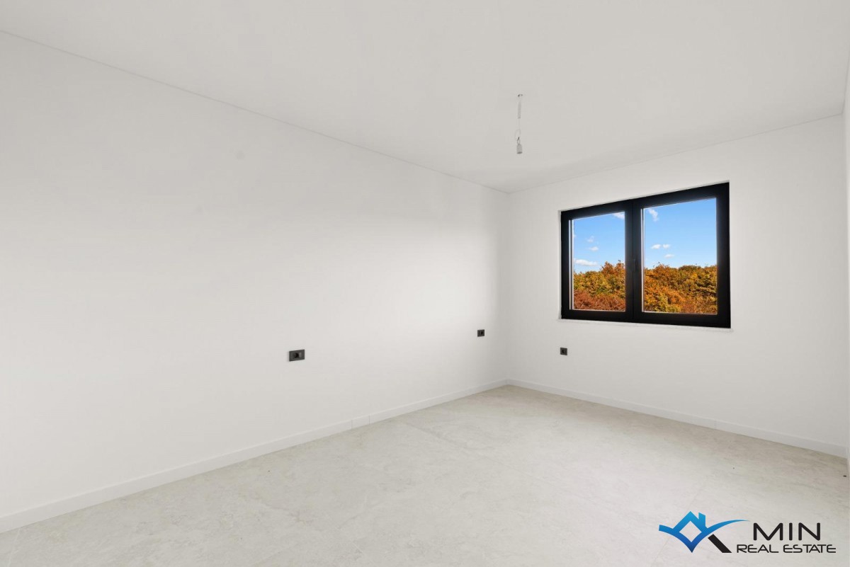 Atraktiven penthouse s strešno teraso v bližini Poreča