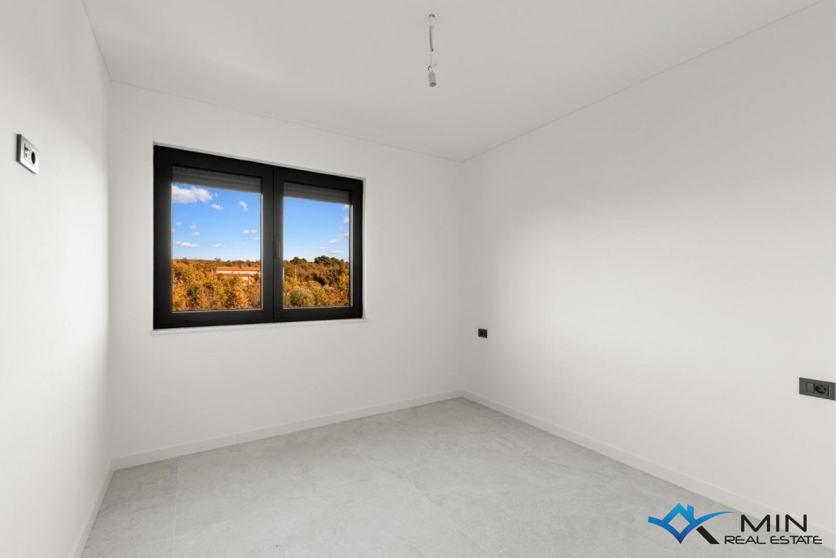 Atraktiven penthouse s strešno teraso v bližini Poreča