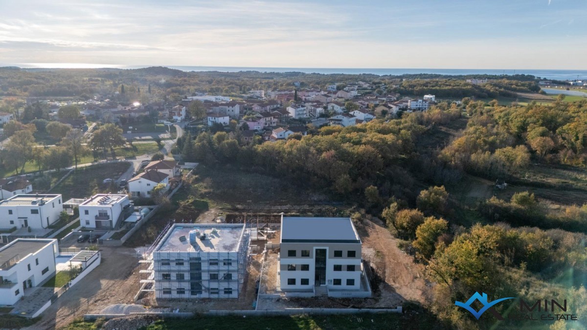 Atraktiven penthouse s strešno teraso v bližini Poreča