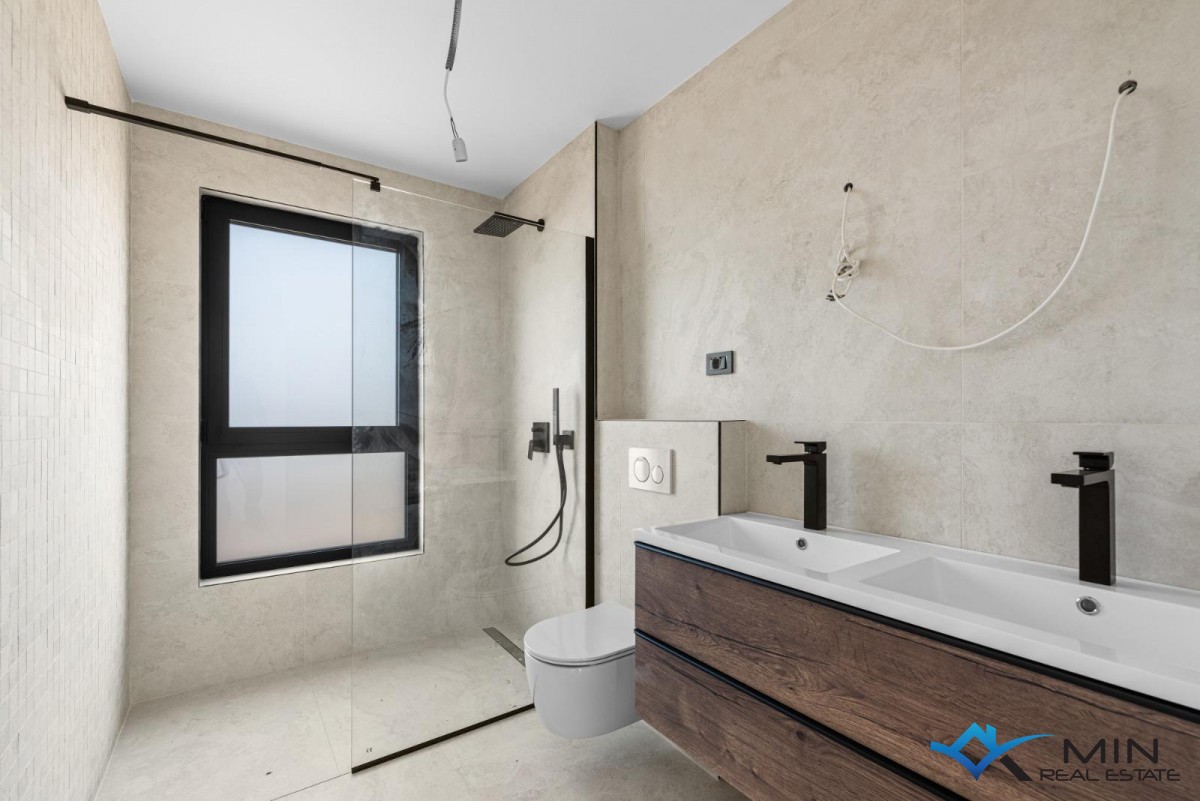 Atraktiven penthouse s strešno teraso v bližini Poreča