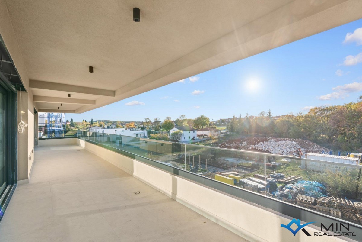 Atraktiven penthouse s strešno teraso v bližini Poreča