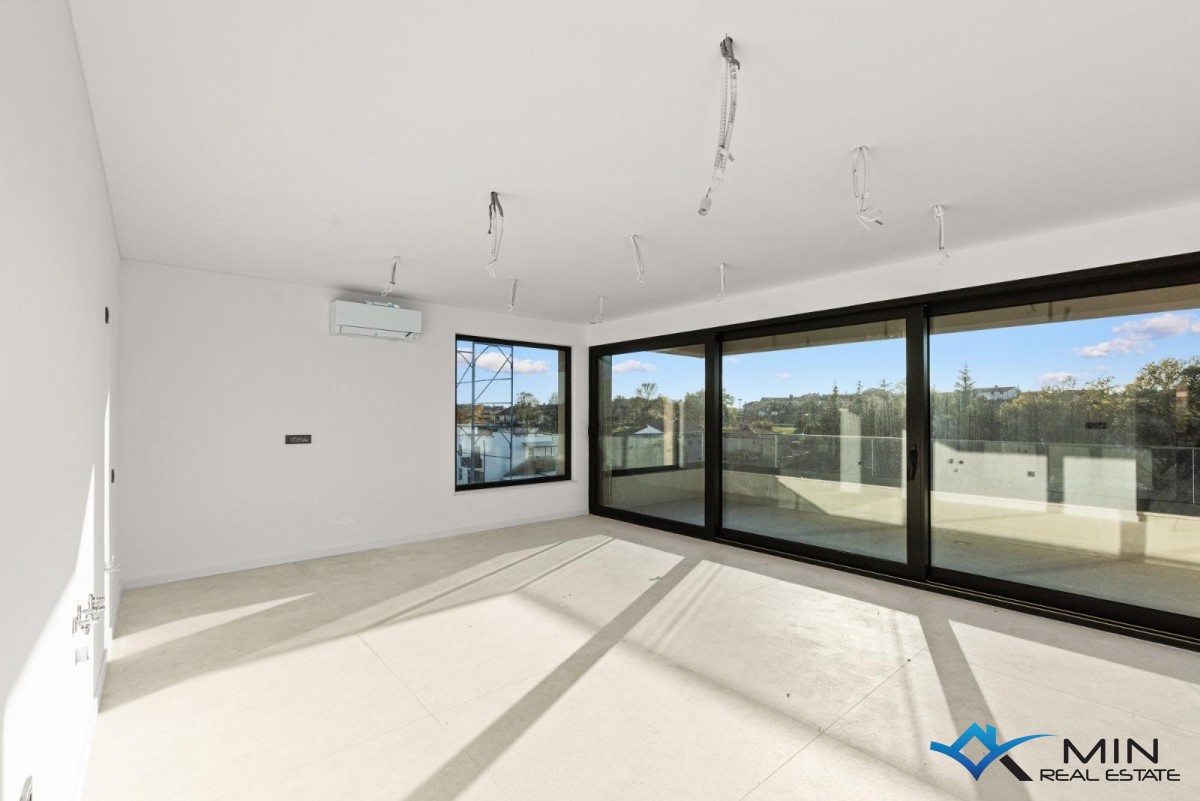 Atraktiven penthouse s strešno teraso v bližini Poreča