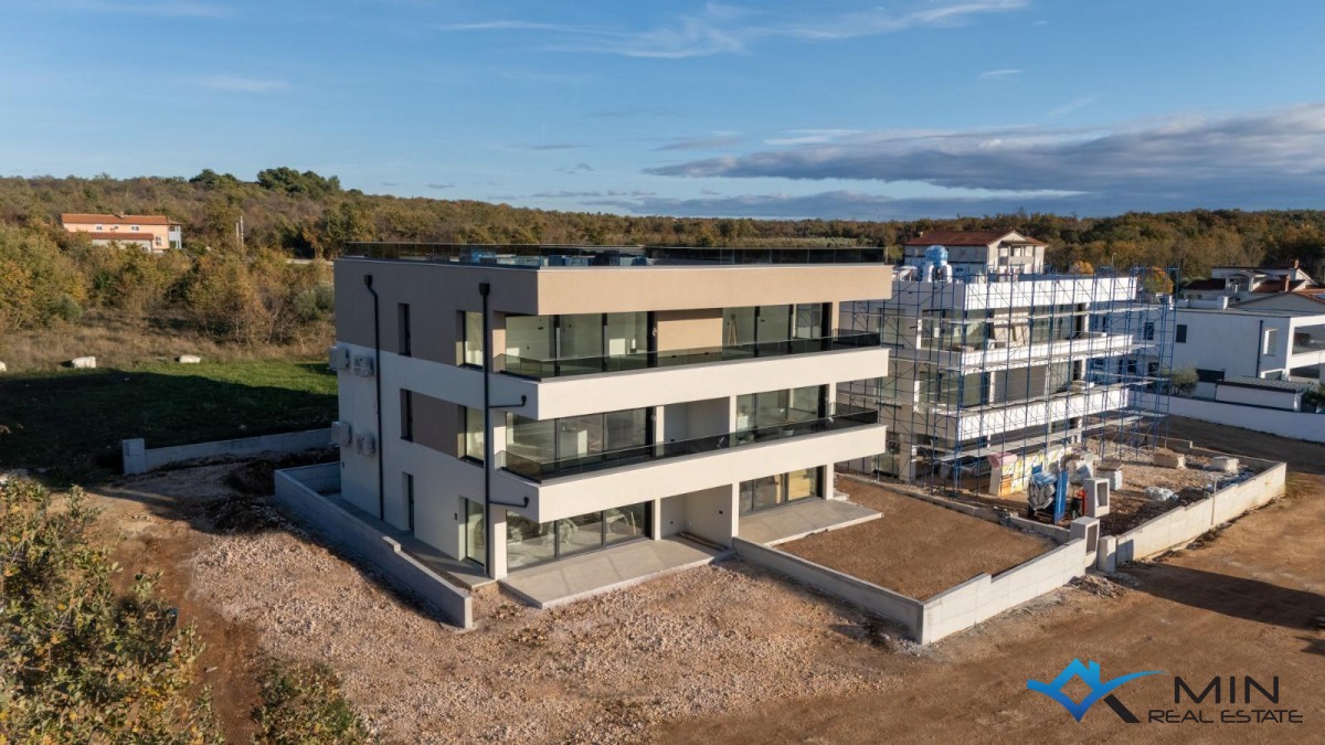 Atraktiven penthouse s strešno teraso v bližini Poreča