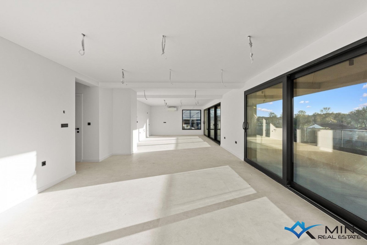 Atraktiven penthouse s strešno teraso v bližini Poreča