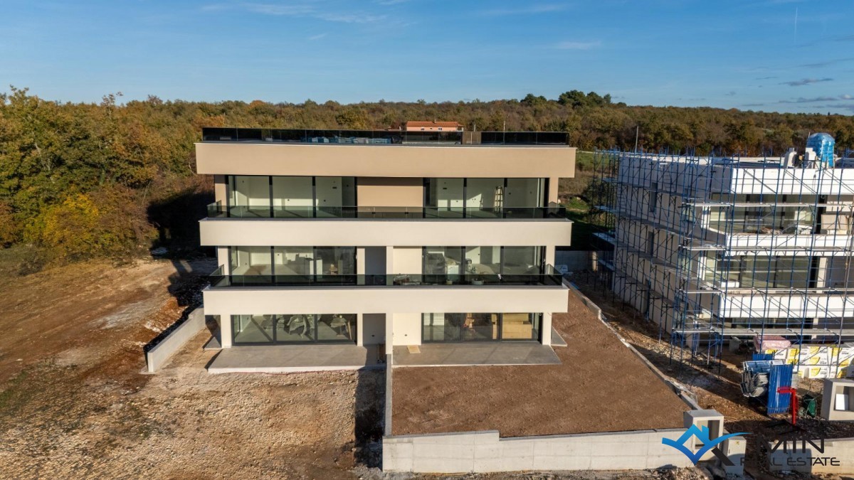 Atraktiven penthouse s strešno teraso v bližini Poreča