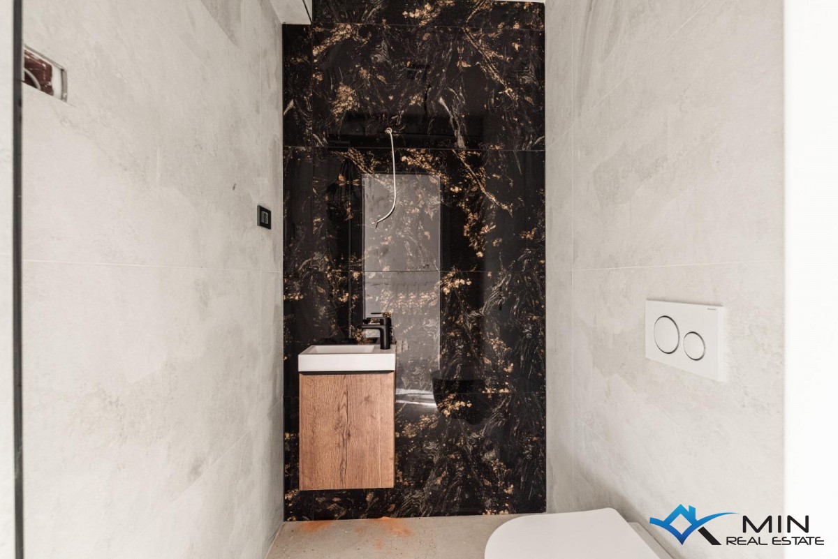 Atraktiven penthouse s strešno teraso v bližini Poreča