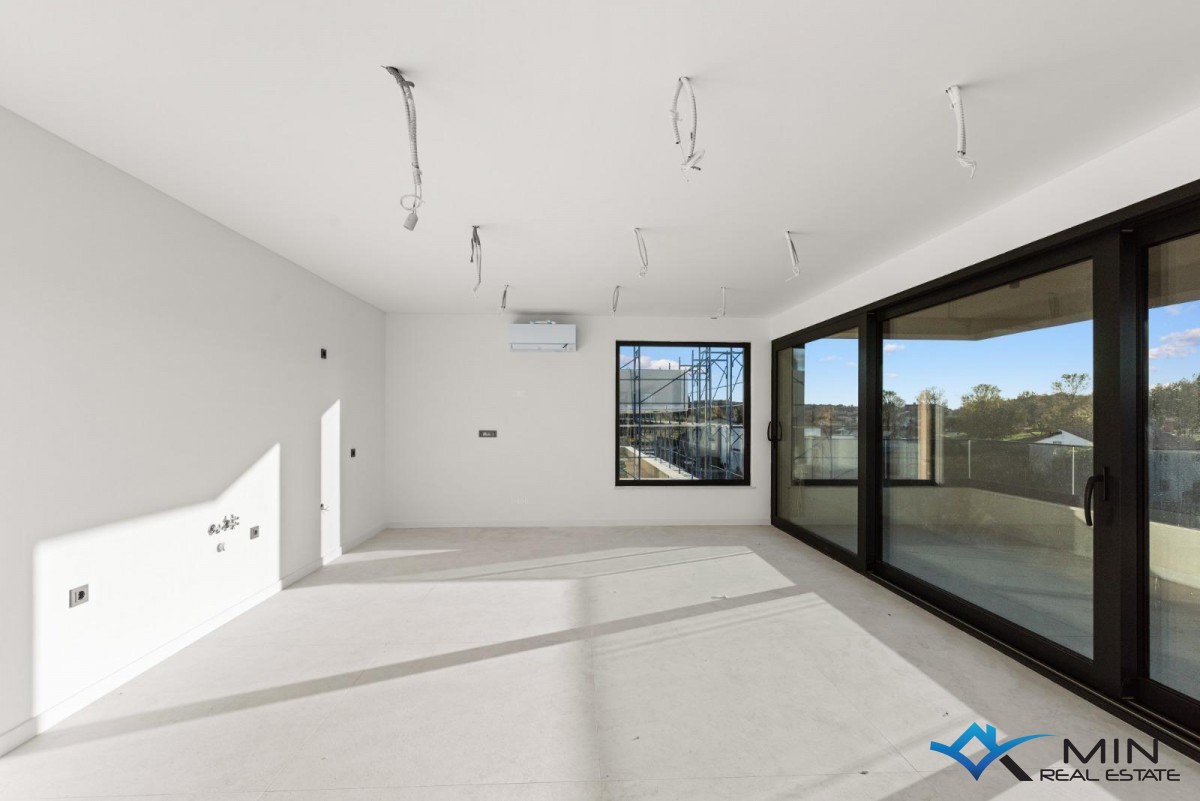 Atraktiven penthouse s strešno teraso v bližini Poreča