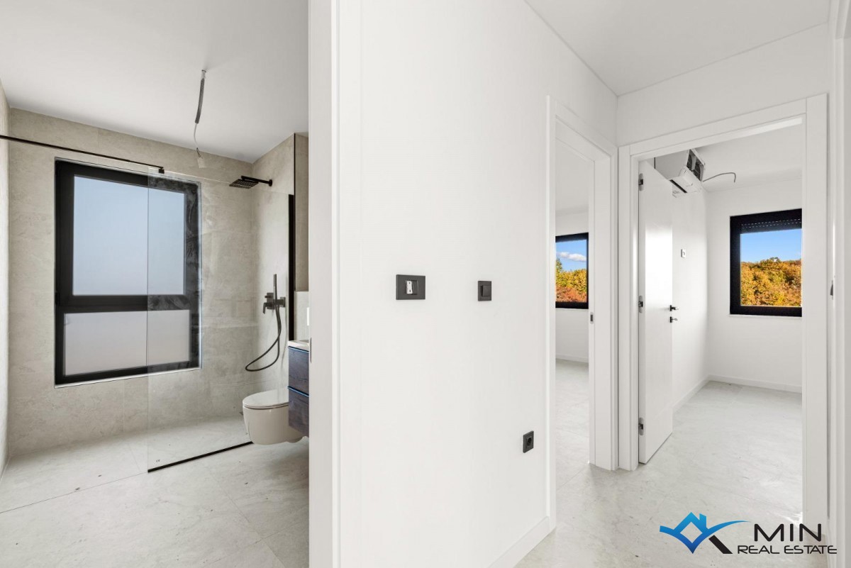 Atraktiven penthouse s strešno teraso v bližini Poreča