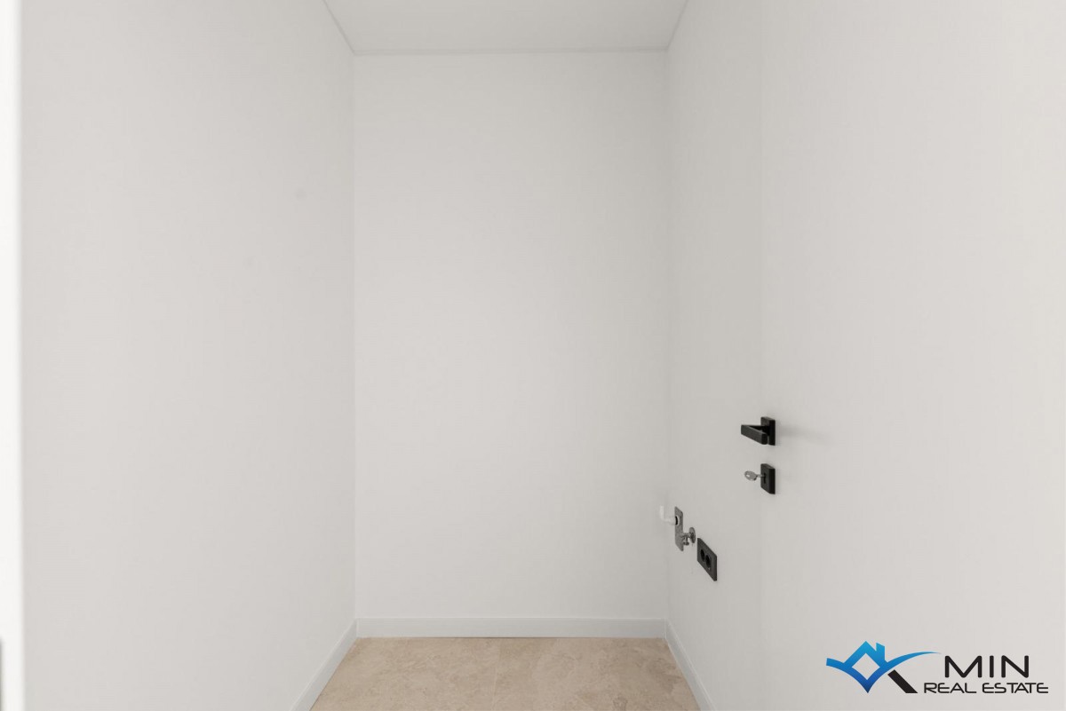 Atraktiven penthouse s strešno teraso v bližini Poreča