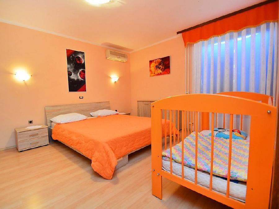 Prostorna hiša z bazenom in vrtom v Plovaniji