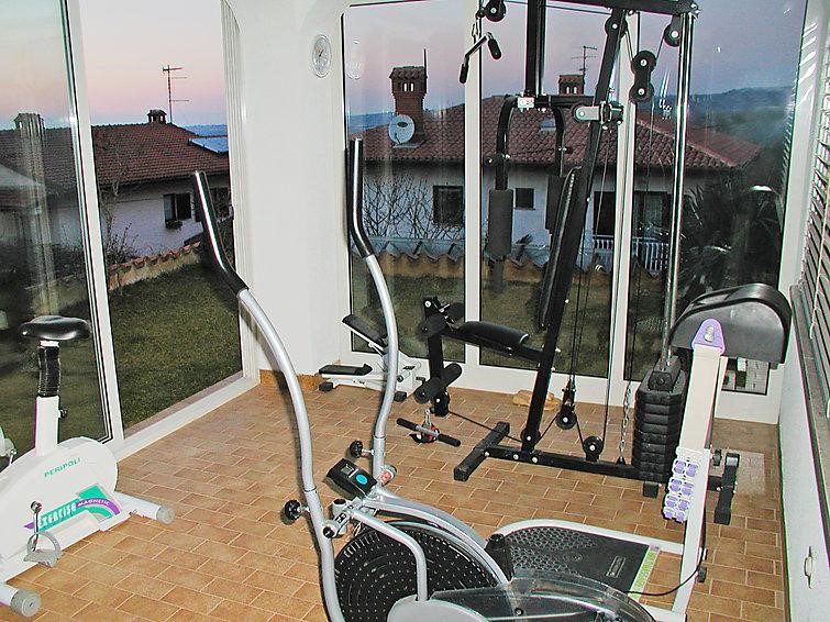 Prostorna hiša z bazenom in vrtom v Plovaniji