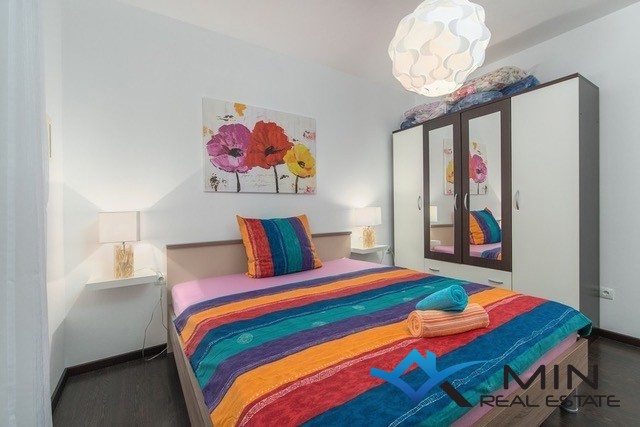 Samostojna hiša z bazenom v Novigradu