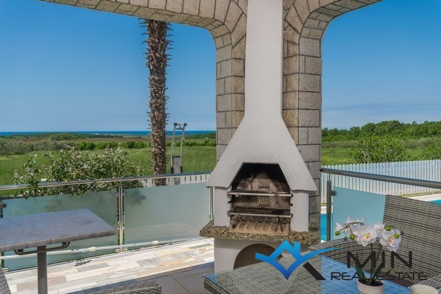 Samostojna hiša z bazenom v Novigradu