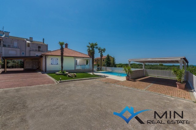 Samostojna hiša z bazenom v Novigradu