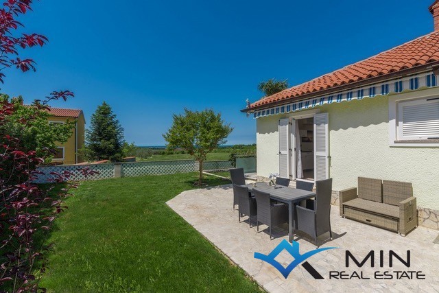 Samostojna hiša z bazenom v Novigradu