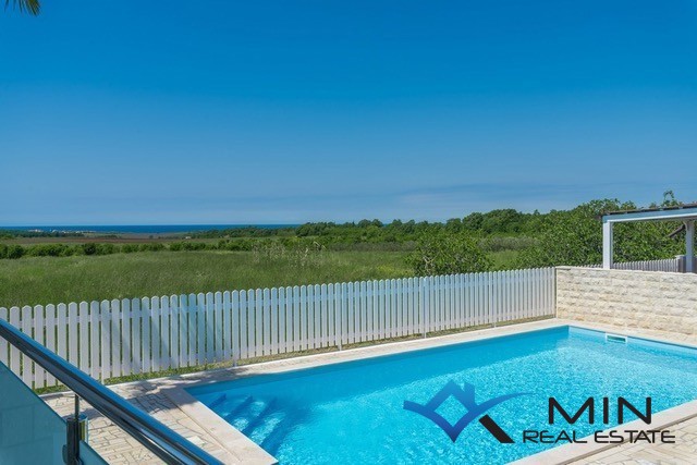 Samostojna hiša z bazenom v Novigradu