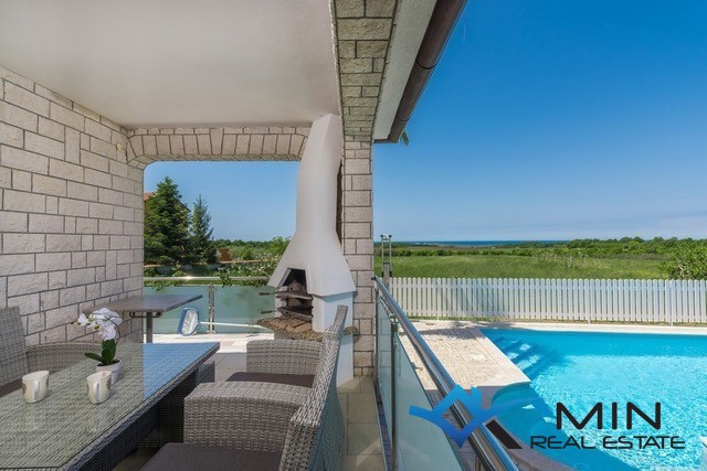 Samostojna hiša z bazenom v Novigradu