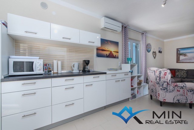 Samostojna hiša z bazenom v Novigradu