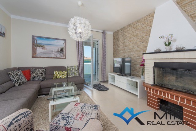 Samostojna hiša z bazenom v Novigradu