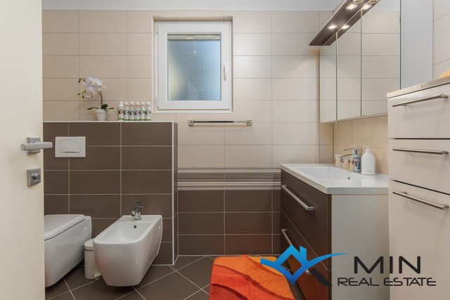 Samostojna hiša z bazenom v Novigradu