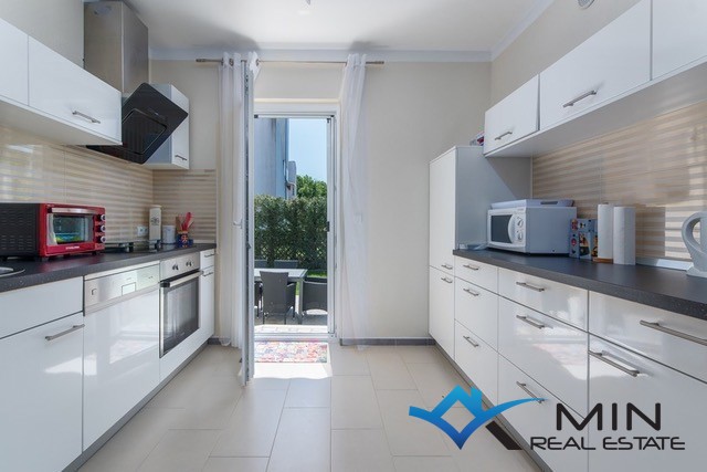 Samostojna hiša z bazenom v Novigradu