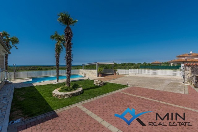 Samostojna hiša z bazenom v Novigradu