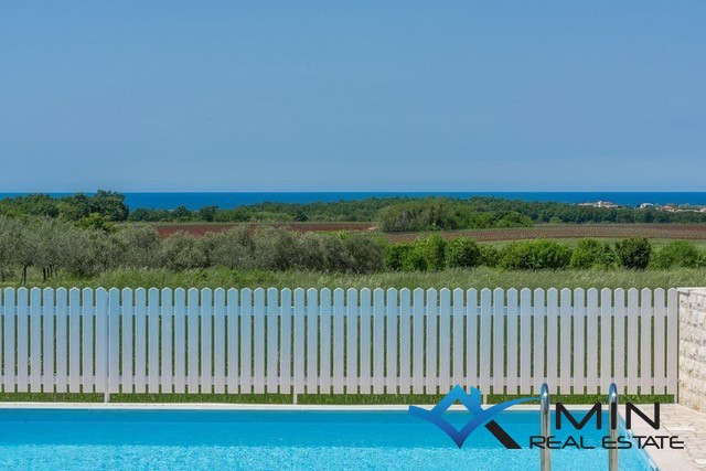 Samostojna hiša z bazenom v Novigradu