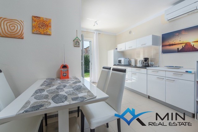 Samostojna hiša z bazenom v Novigradu