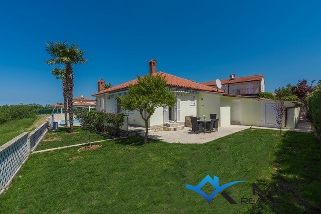 Samostojna hiša z bazenom v Novigradu