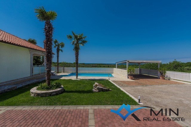 Samostojna hiša z bazenom v Novigradu