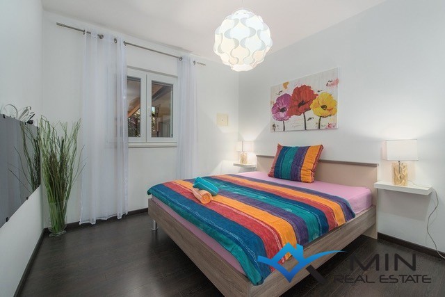 Samostojna hiša z bazenom v Novigradu