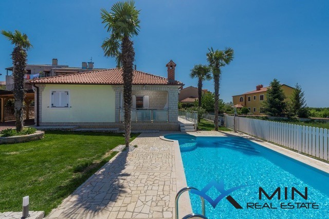 Samostojna hiša z bazenom v Novigradu