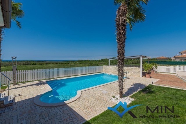 Samostojna hiša z bazenom v Novigradu