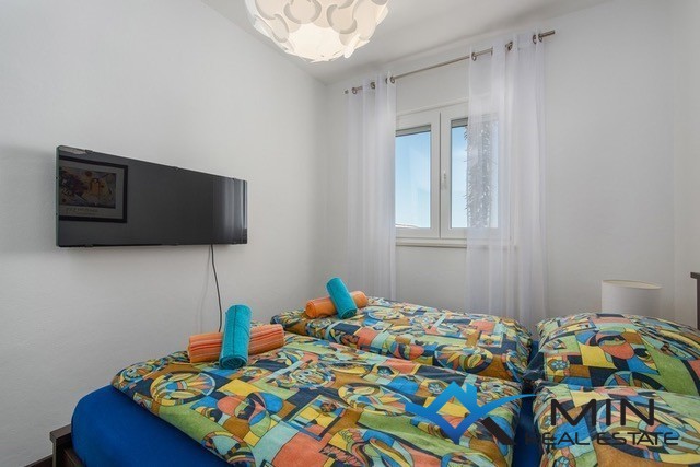 Samostojna hiša z bazenom v Novigradu