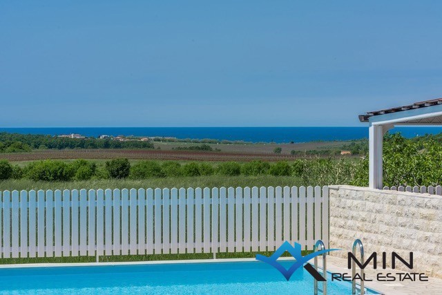 Samostojna hiša z bazenom v Novigradu