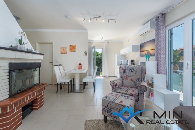 Samostojna hiša z bazenom v Novigradu