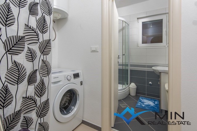 Samostojna hiša z bazenom v Novigradu