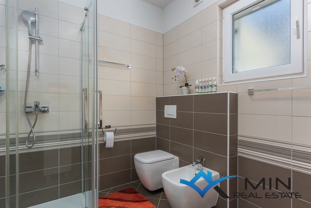 Samostojna hiša z bazenom v Novigradu