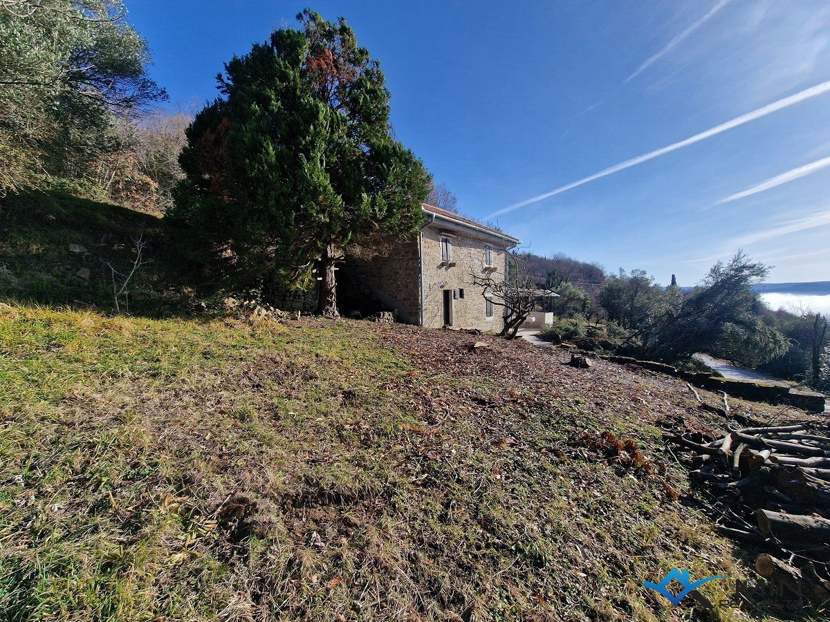 Samostojna kamnita hiša v Grožnjanu