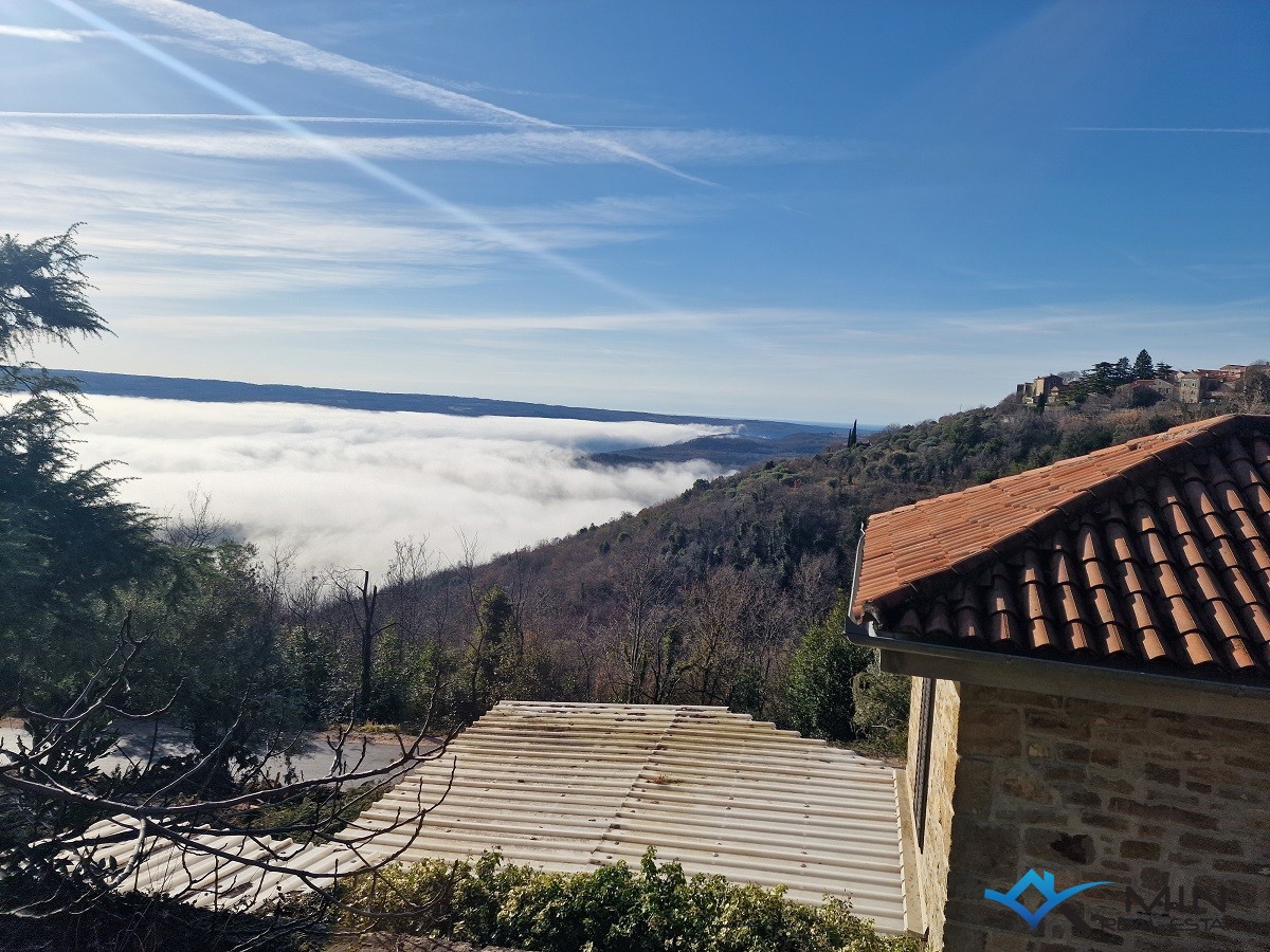 Samostojna kamnita hiša v Grožnjanu