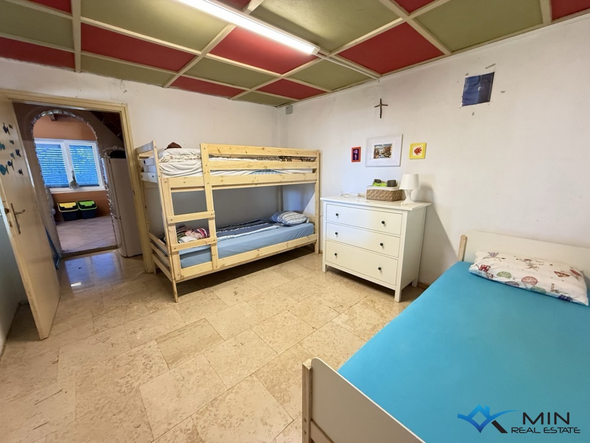 Samostojna hiša z velikim vrtom v Novigradu