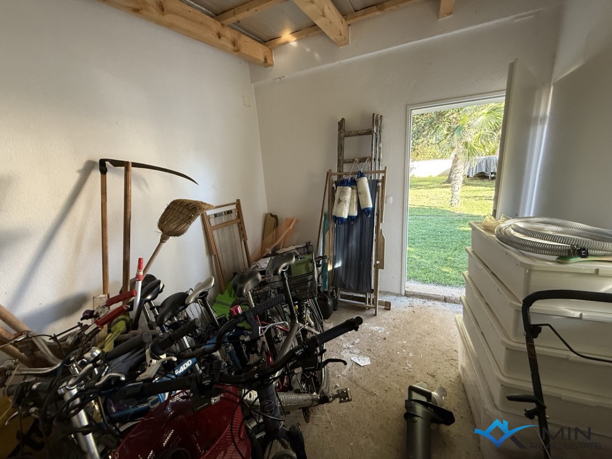 Samostojna hiša z velikim vrtom v Novigradu