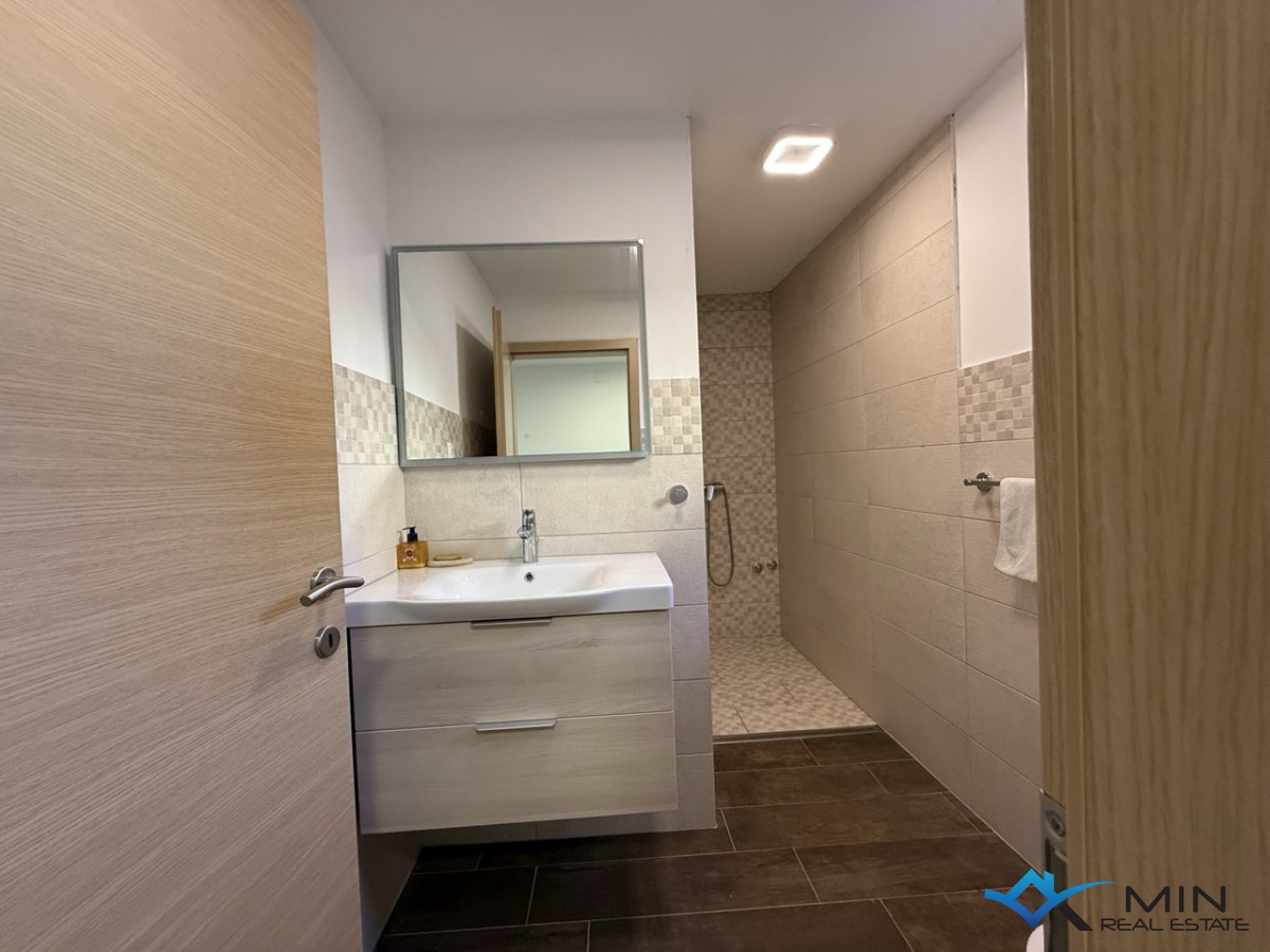 Samostojna hiša z velikim vrtom v Novigradu