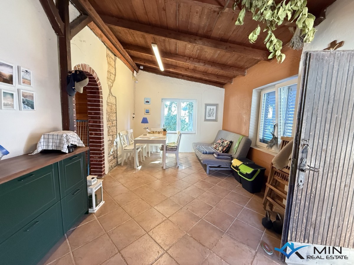 Samostojna hiša z velikim vrtom v Novigradu