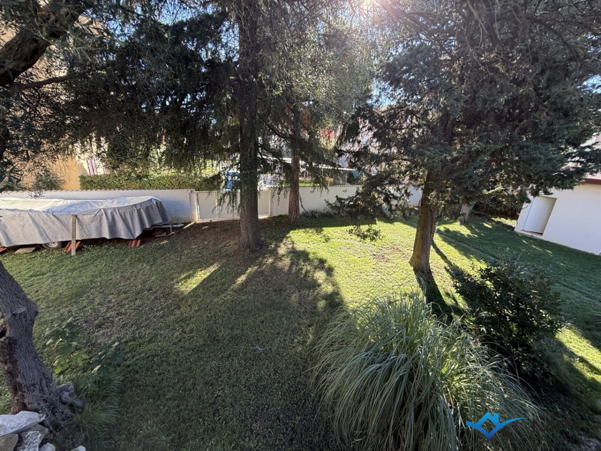 Samostojna hiša z velikim vrtom v Novigradu