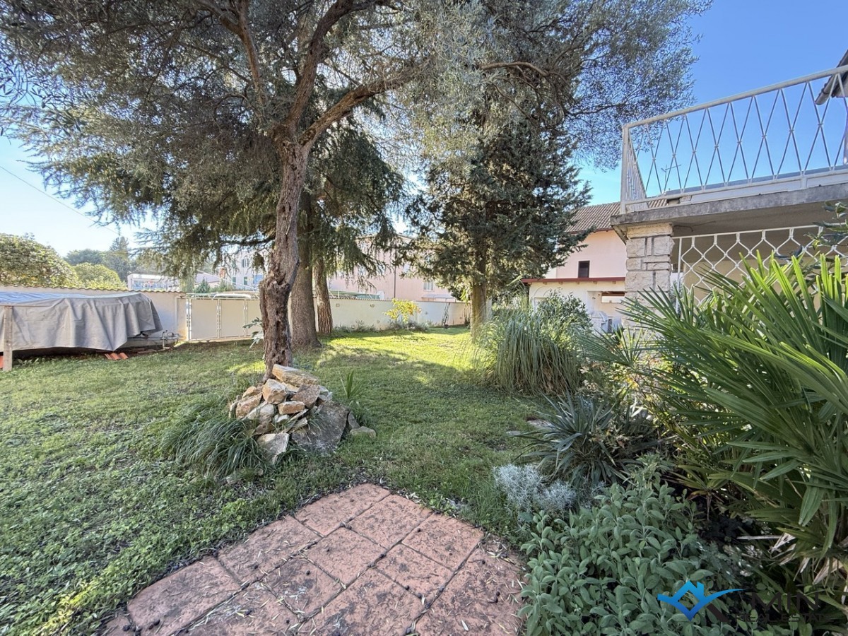 Samostojna hiša z velikim vrtom v Novigradu