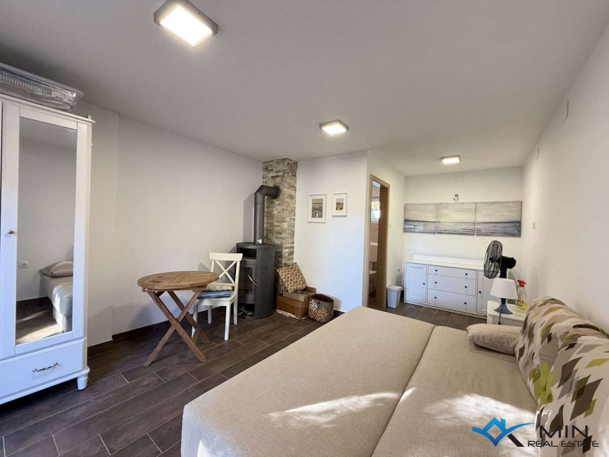 Samostojna hiša z velikim vrtom v Novigradu